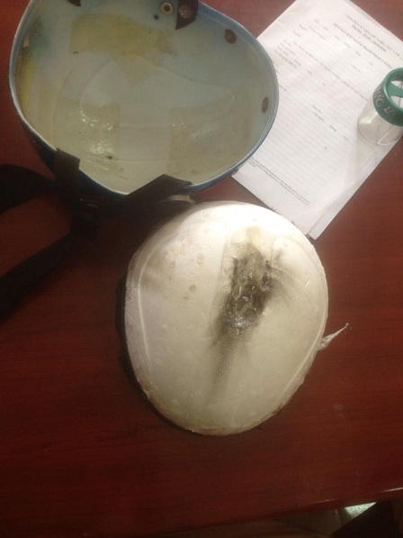 Bắt đối tượng dùng mũ bảo hiểm dấu ma túy